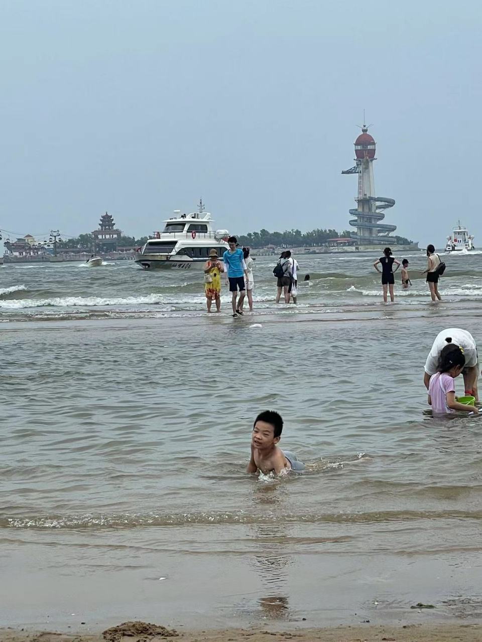 (二)美丽的秦皇岛黄金海岸 秦皇岛蜿蜒上百里的海岸线,几乎全是洁白的