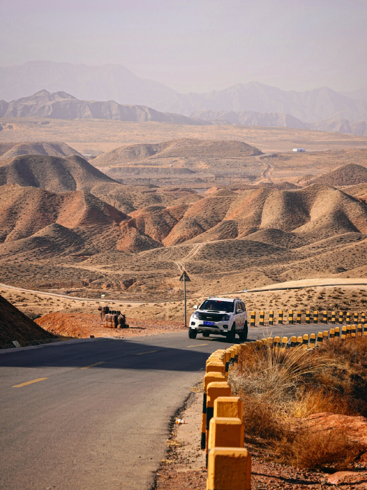 在广袤的宁夏中卫66号公路 ,一辆车孤独地行驶在公路上,周围没有任何