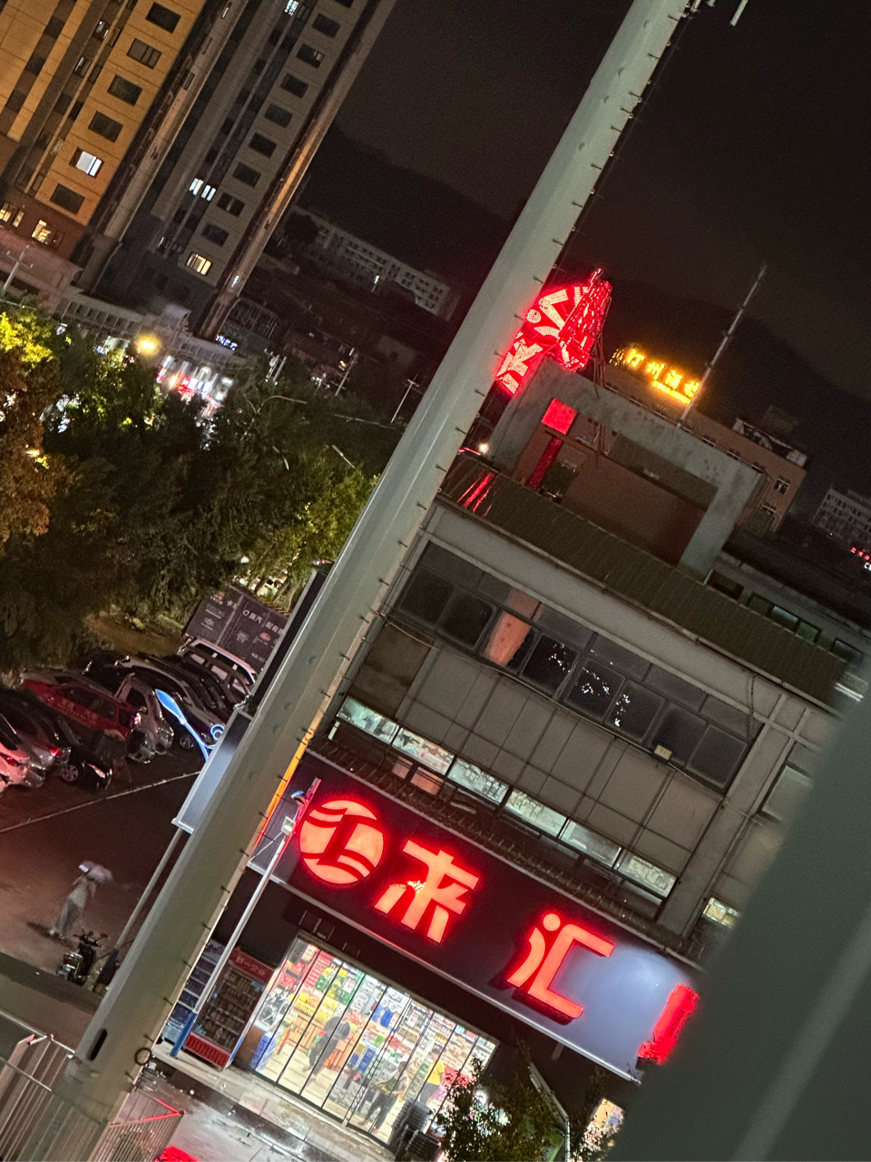 广告牌台风吹成这样了,估计老板没发现还开着