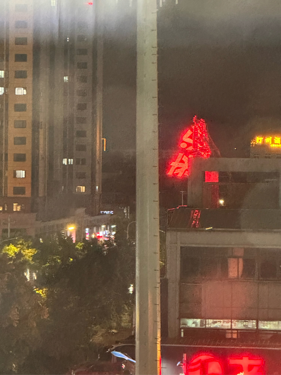 广告牌台风吹成这样了,估计老板没发现还开着