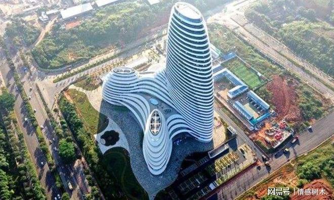 技巧大揭秘:顺时针旋转45°发现新视角 广西南宁的新媒体中心大楼是