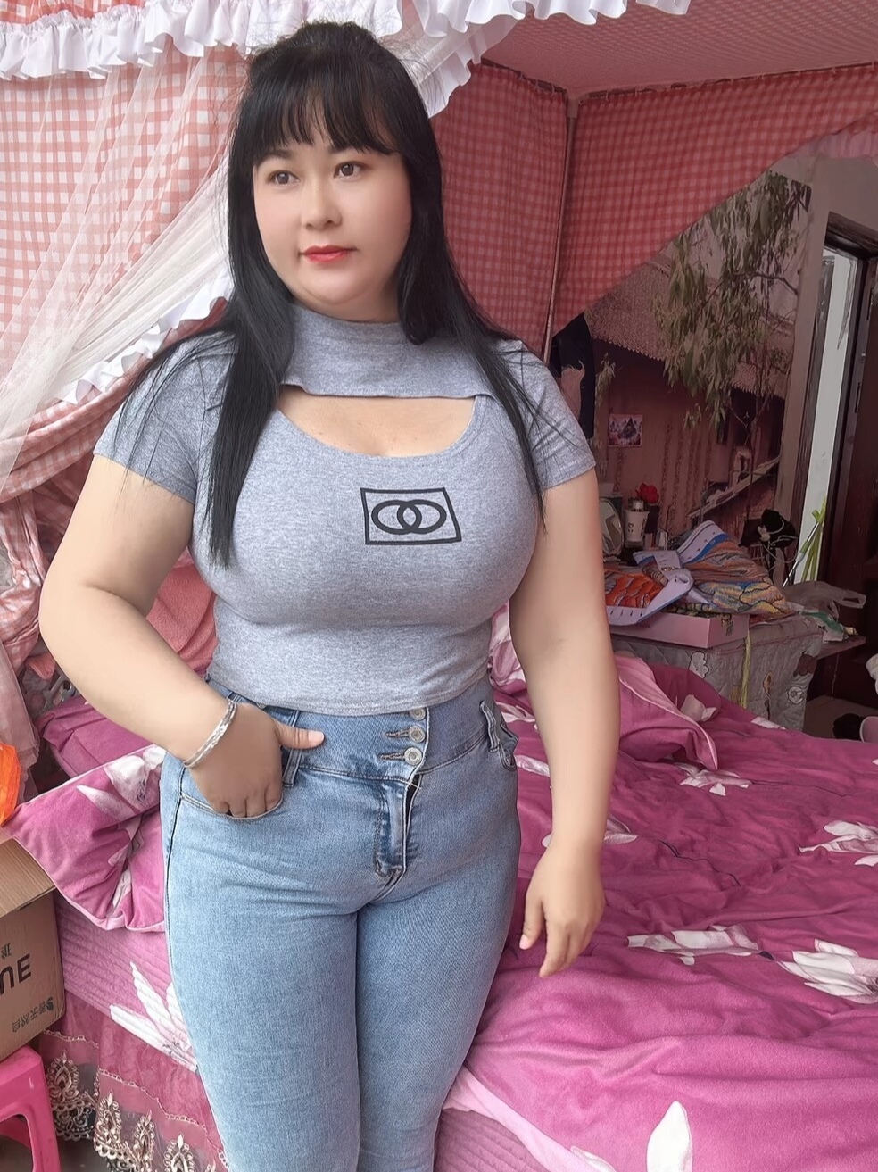 农村小姑娘,因为长的比较胖,没有人喜欢,每天在家自娱自乐,自力更生