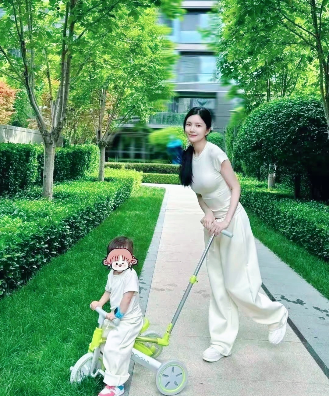 杜淳老婆好年轻啊,生完宝宝,还是这么优雅丽质.