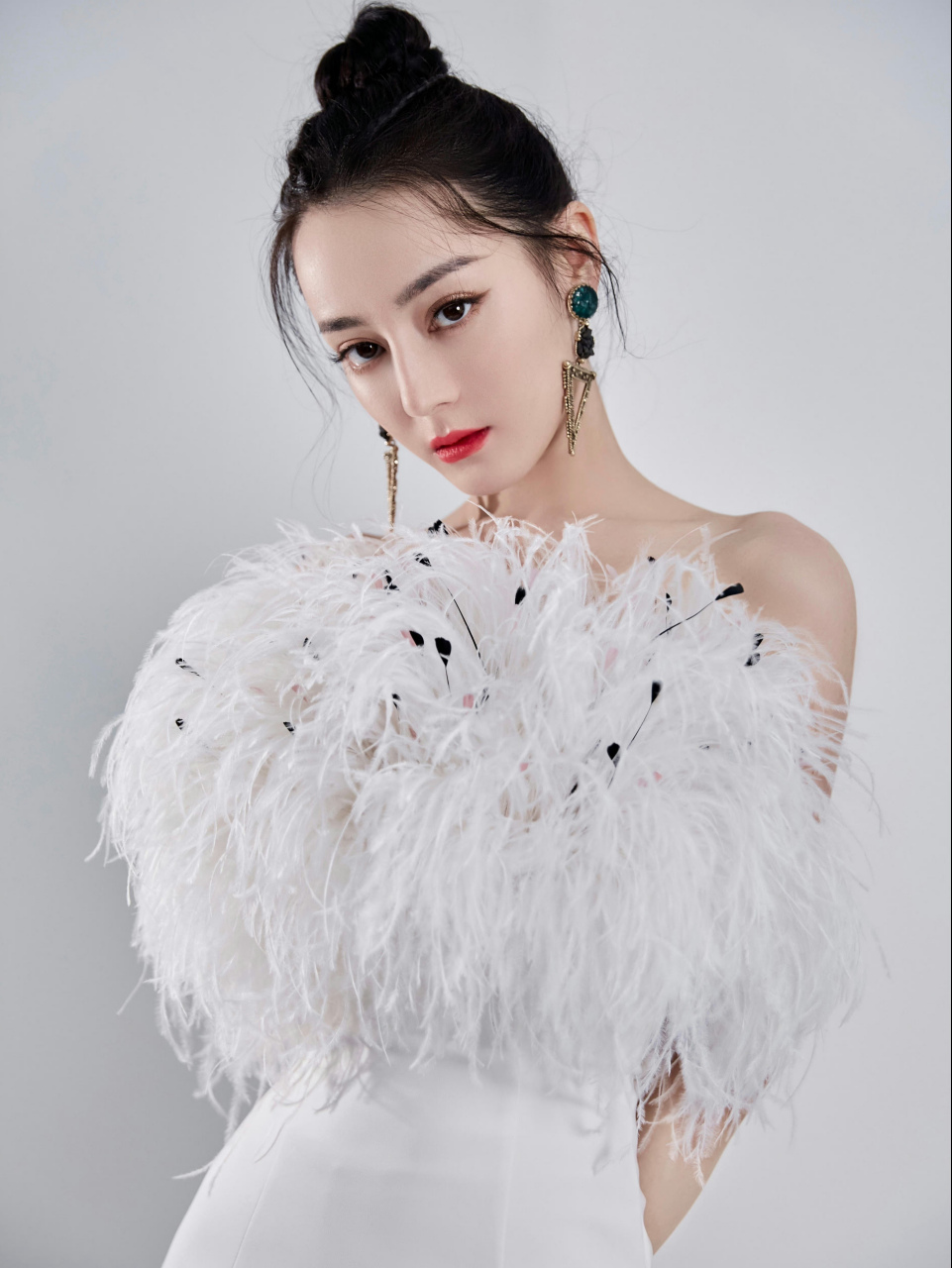 迪丽热巴皮肤好白,真的是清纯如雪,大眼睛,小嘴唇,太美了吧.