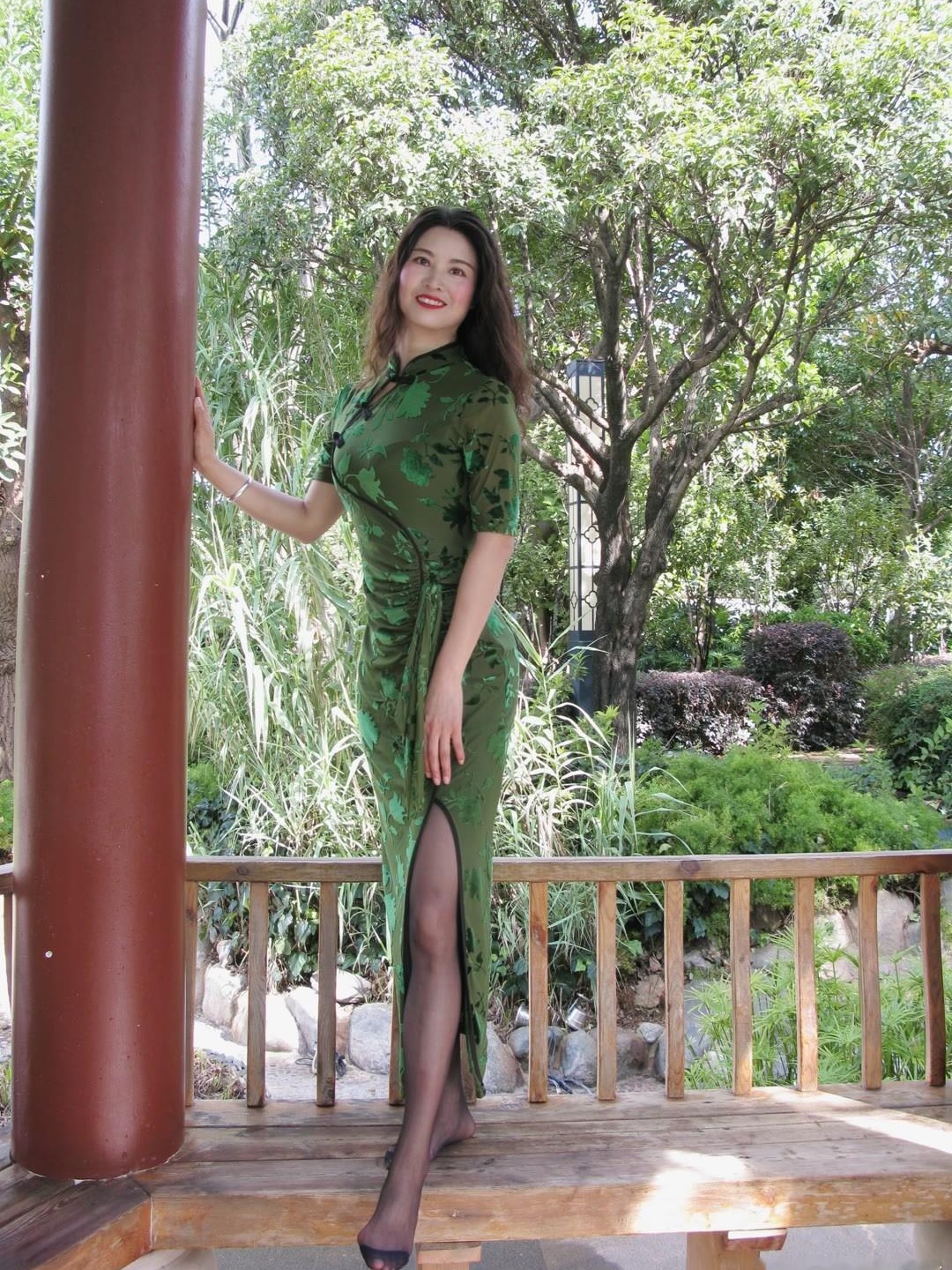 老阿姨穿上旗袍,立马年轻20岁,感觉自己风味犹存,貌美如花,必须展现