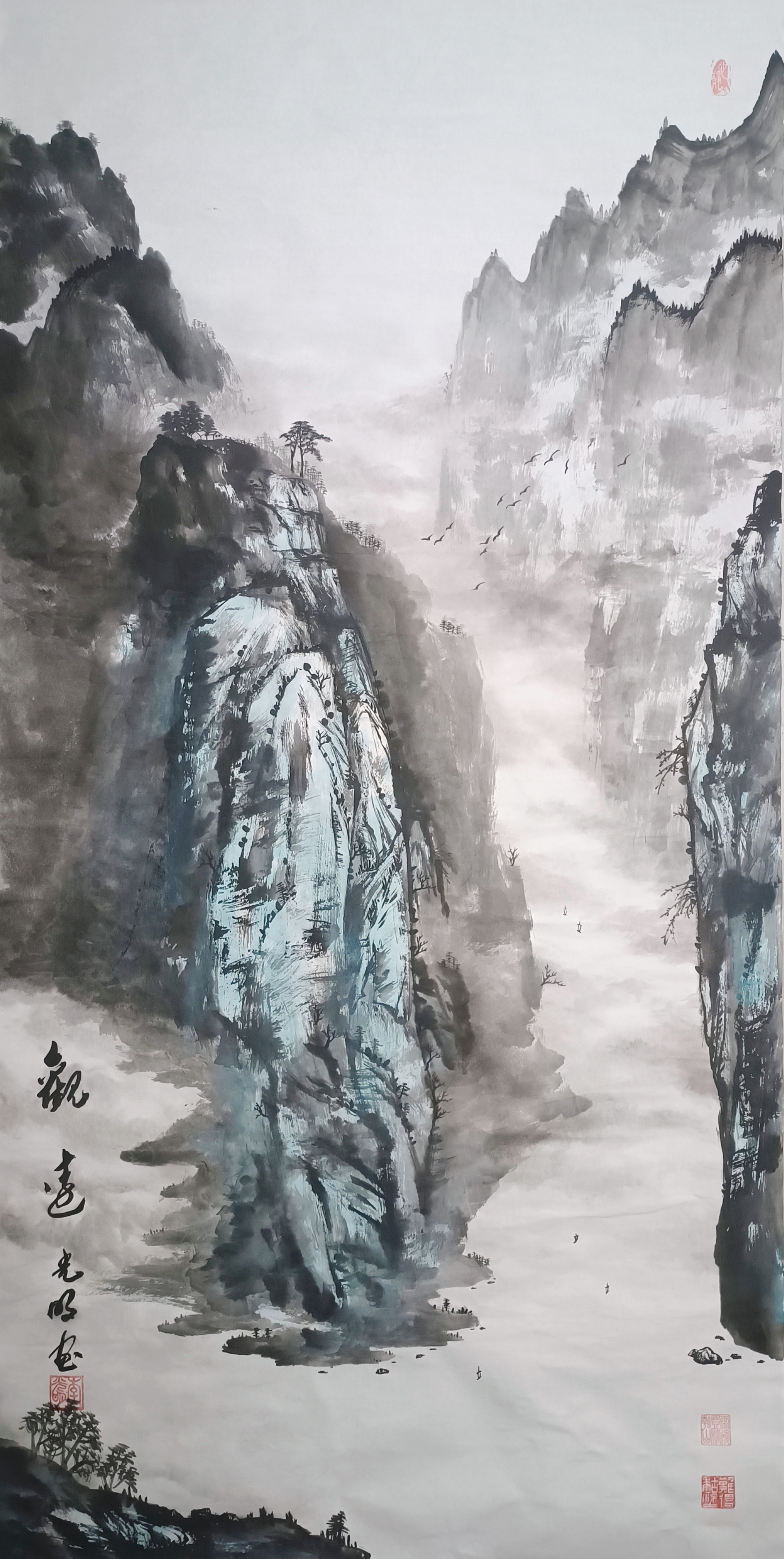 9915淡墨浓墨间,层峦叠嶂的山峰跃然纸上.