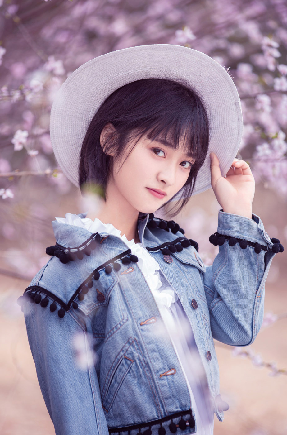 1,沈月她综艺这块接活比较快,但毕竟是演员还是得演