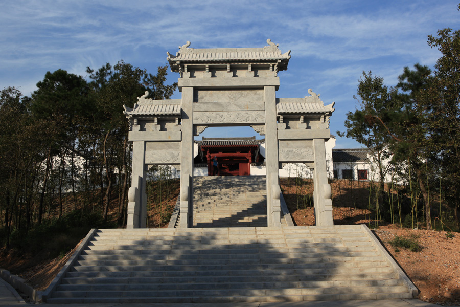 聚贤祠 山得隐士名 祠屹贤峰顶 伸手捧浉水 抬首擎青云 昼闻翠鸟叫 夜