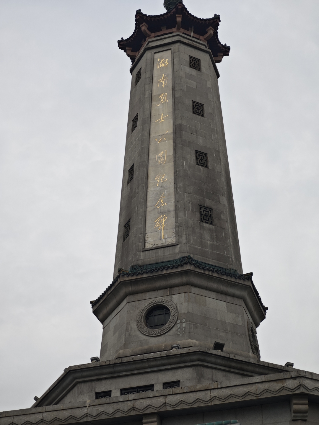 湖面如镜,轻轻托起对岸建筑的倩影,仿佛时间在此刻凝固