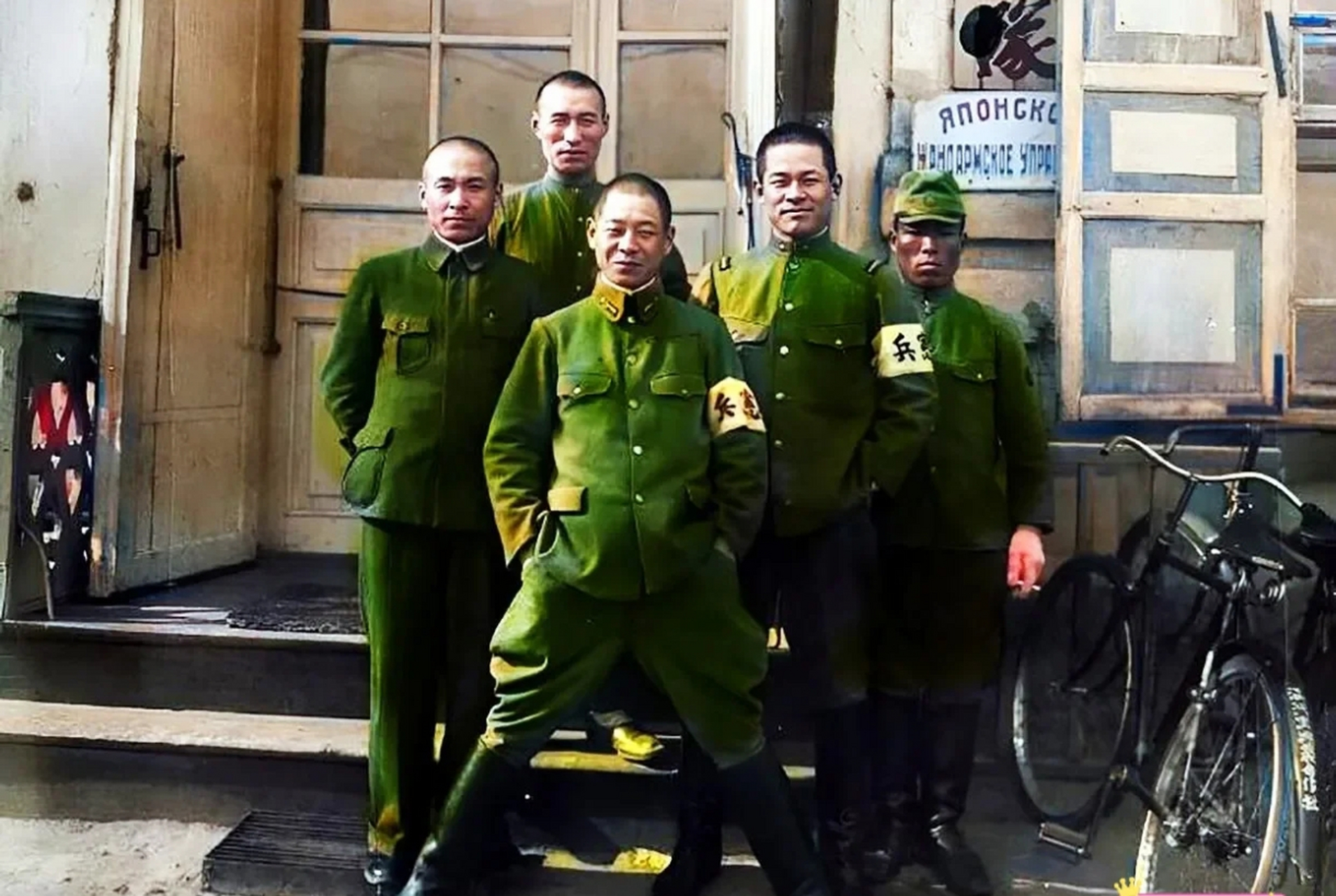 1938年,东北地区,日军宪兵队门口,几名日本宪兵的合影照片,其中最前面