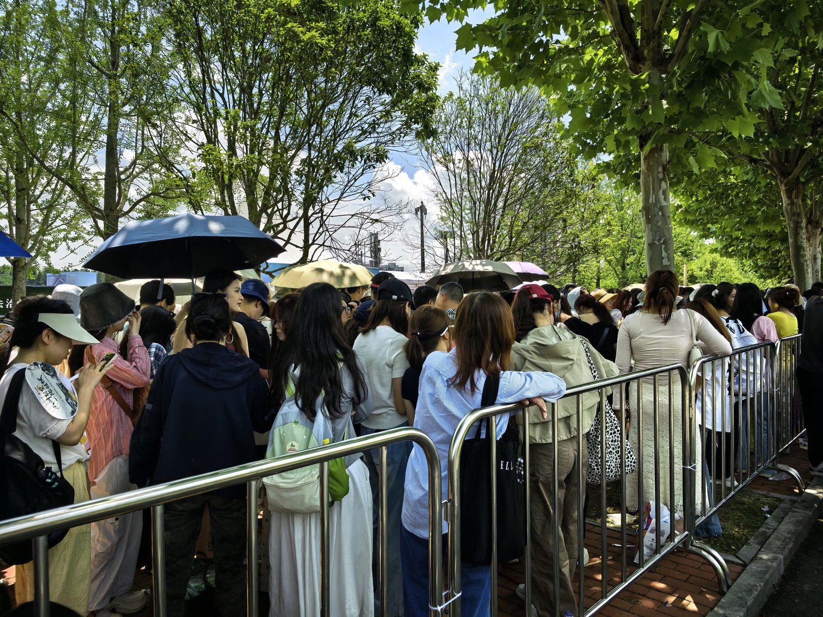 现在的年轻人,思想活跃,也喜欢玩,喜欢活给自己,参