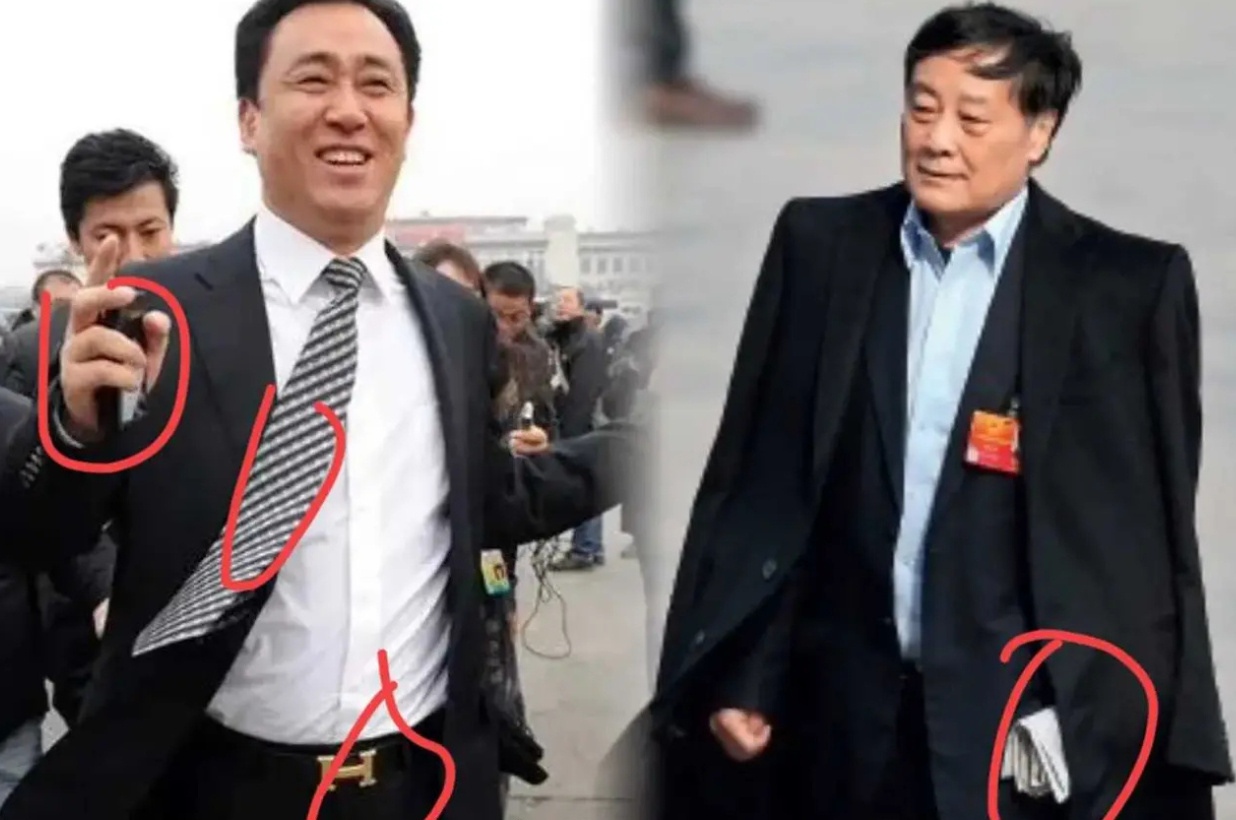 5万亿的恒大老板前首富许家印身着爱马仕皮带,搭配飘逸的领带,手持