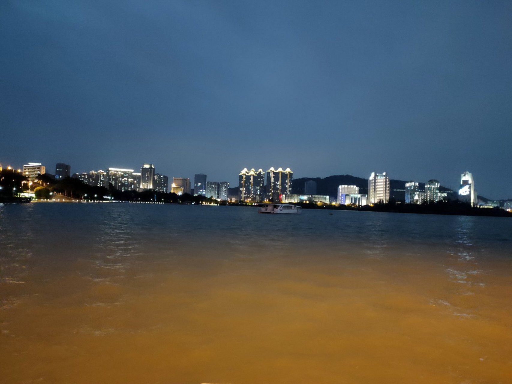 老蔡晚上去参加婚宴,回想十几年前朋友结婚在厦门办的宴席