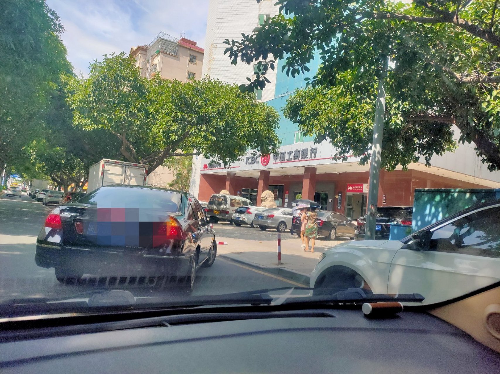 【停车有暗道 就你不知道】 老蔡去厦门海沧办事,走辅道的时候,路过