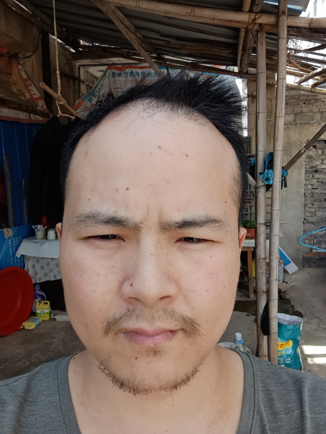 排出一切思虑杂念,始终如一的坚守清静,使神气静而不燥