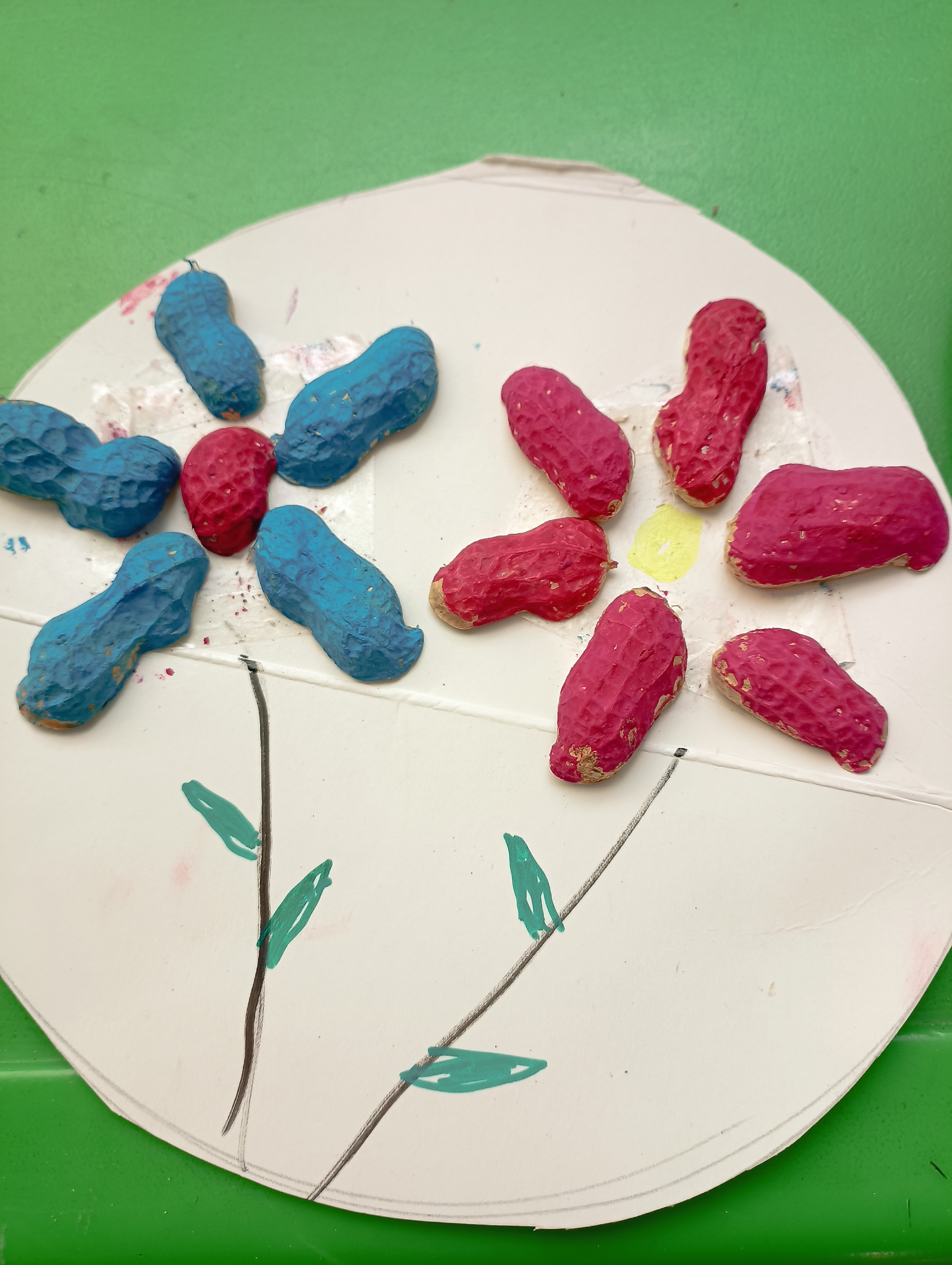 大花有6个花瓣,而小花有9个花瓣,它们看起来都很漂亮!