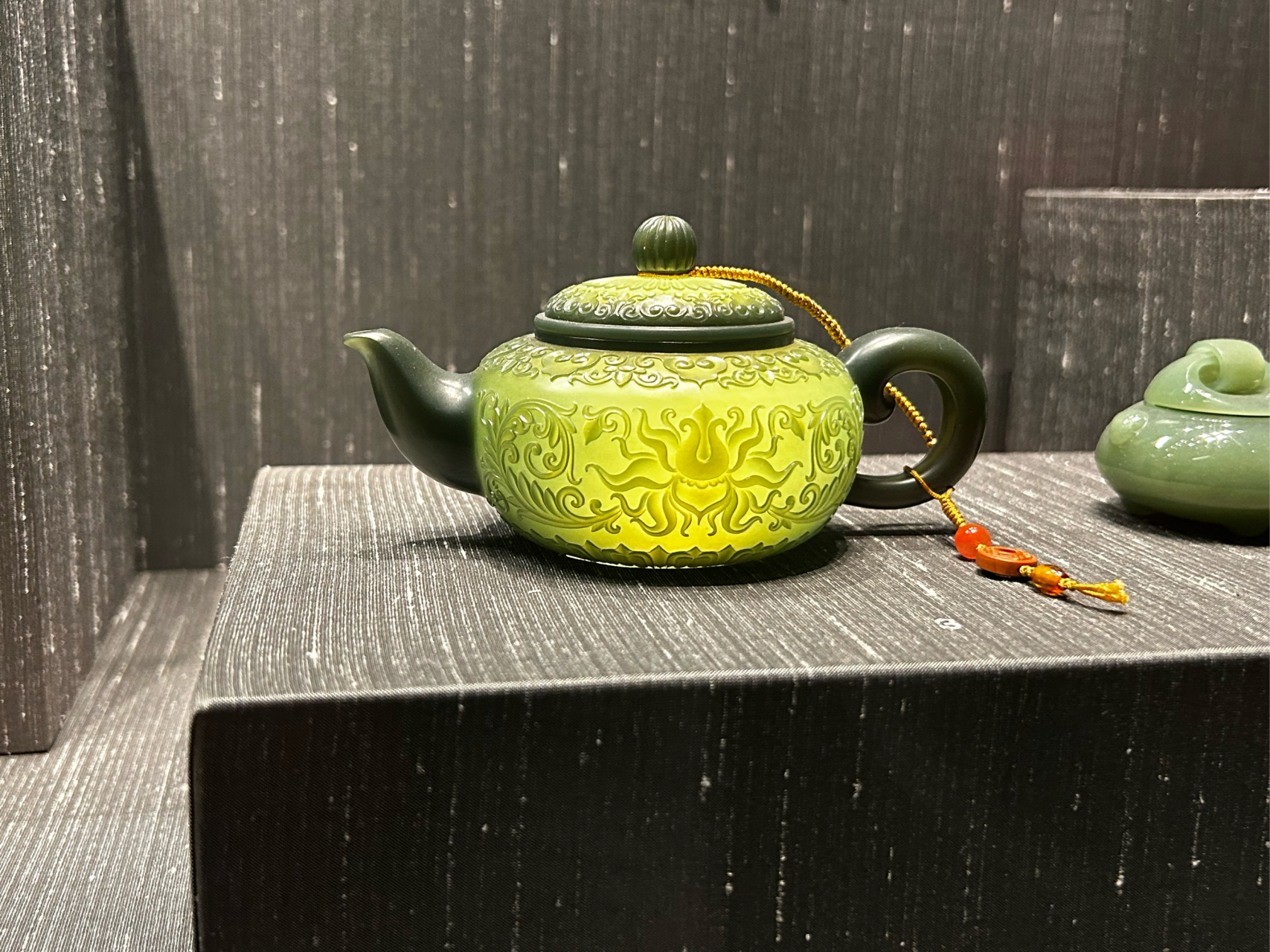 the british museum#中华缠枝纹薄胎玉壶