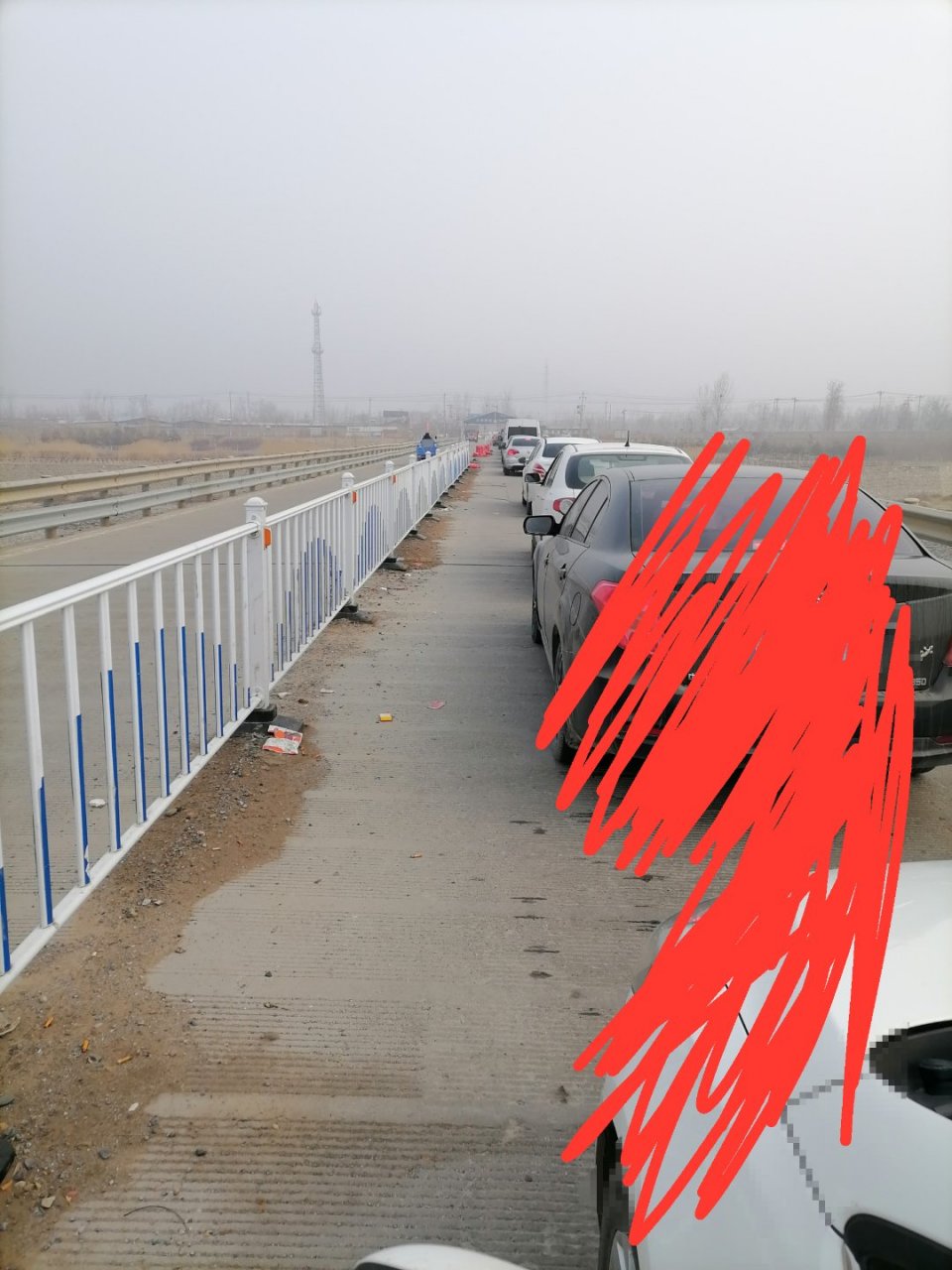 位于北京市房山区张坊镇与涞水交界的张坊大桥,常年堵车,乱插队,剐蹭