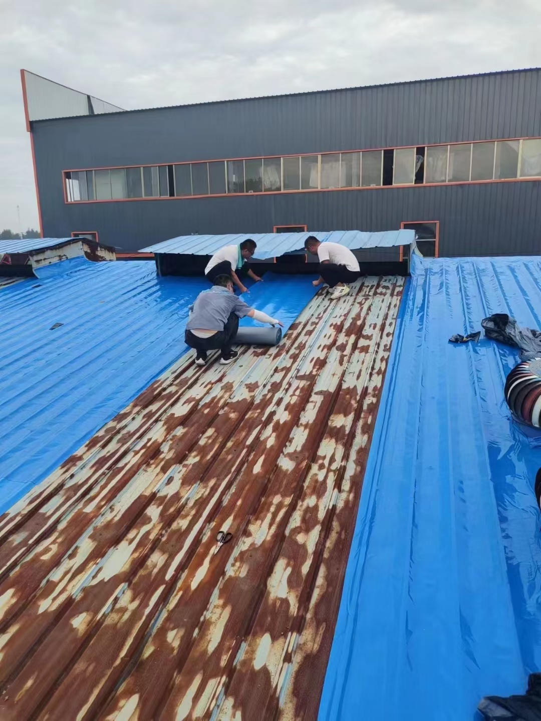 屋面专用自粘防水铝胶卷材,彩钢瓦铁皮金属屋面自粘防水卷材,解决屋面