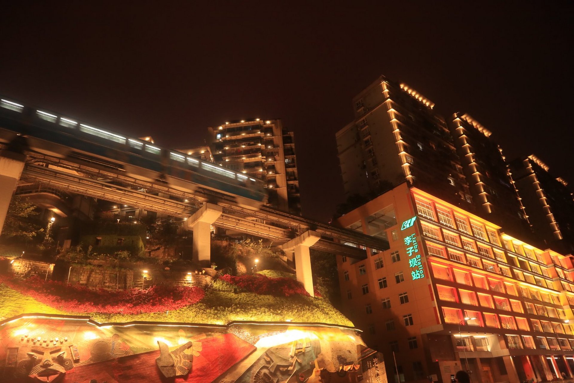 重庆网红景点李子坝夜景,佳能微单m100,手动挡摄影,希望大家多点评