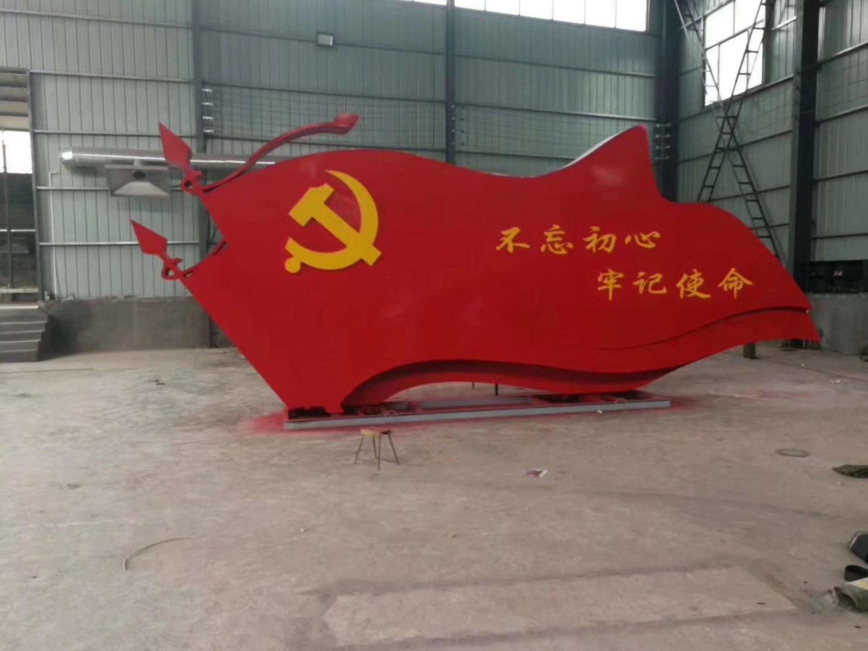 红旗雕塑不锈钢锻铜铸铜红色题材八路军雕塑