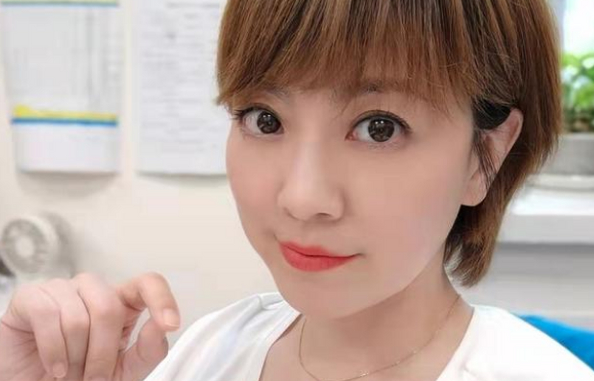 辽宁电视台主持人朱霞在个人短视频平台账号上直播,在与粉丝互动聊天