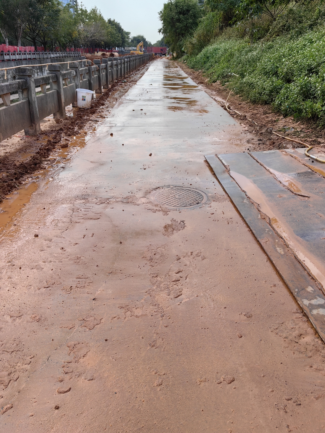 水位上涨淹没道路,泥沙积聚,独步其上,探索未知