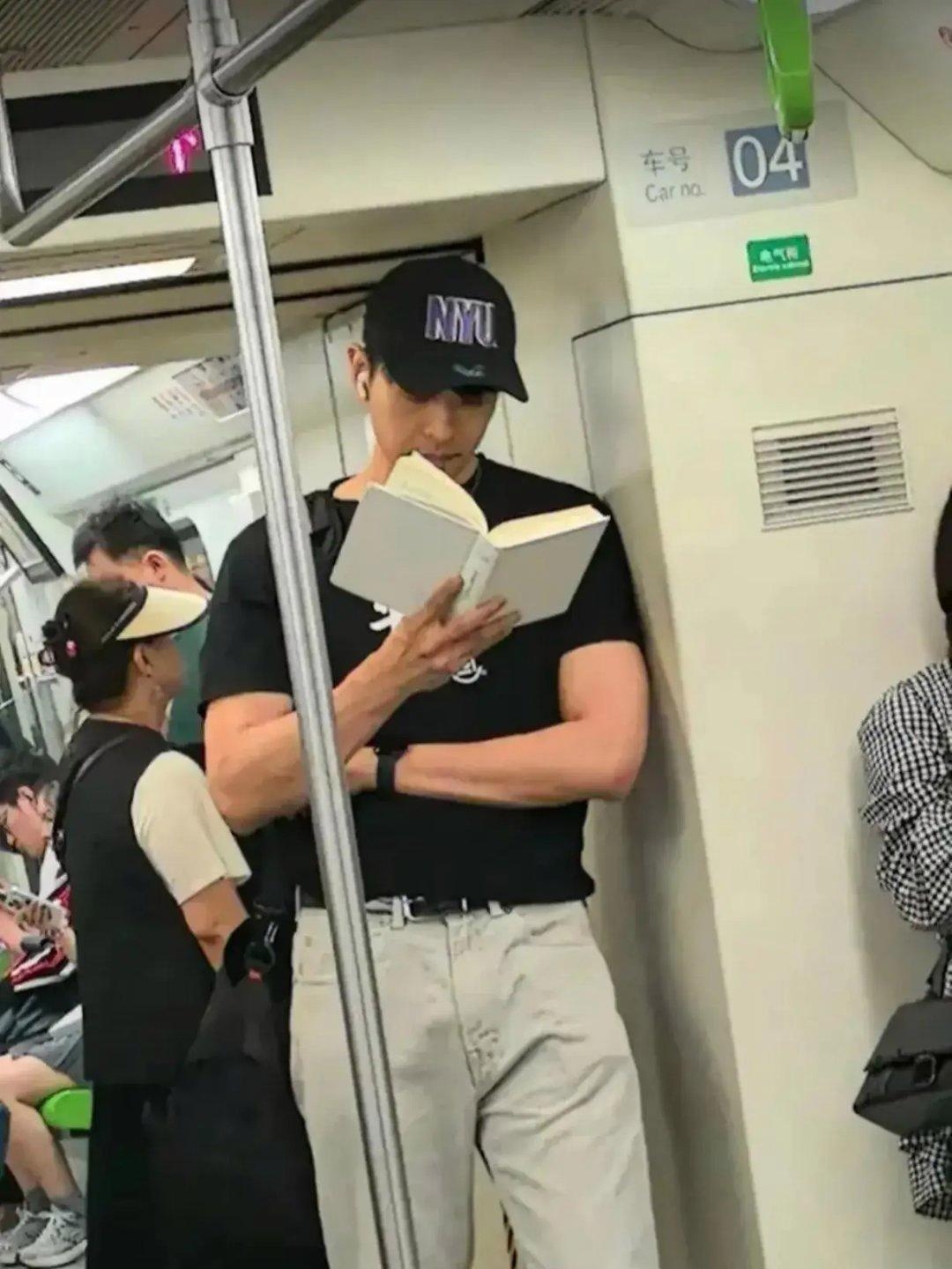 长得帅气也就罢了,重点是还爱看书,别人都是在看手机只有他拿着书在看