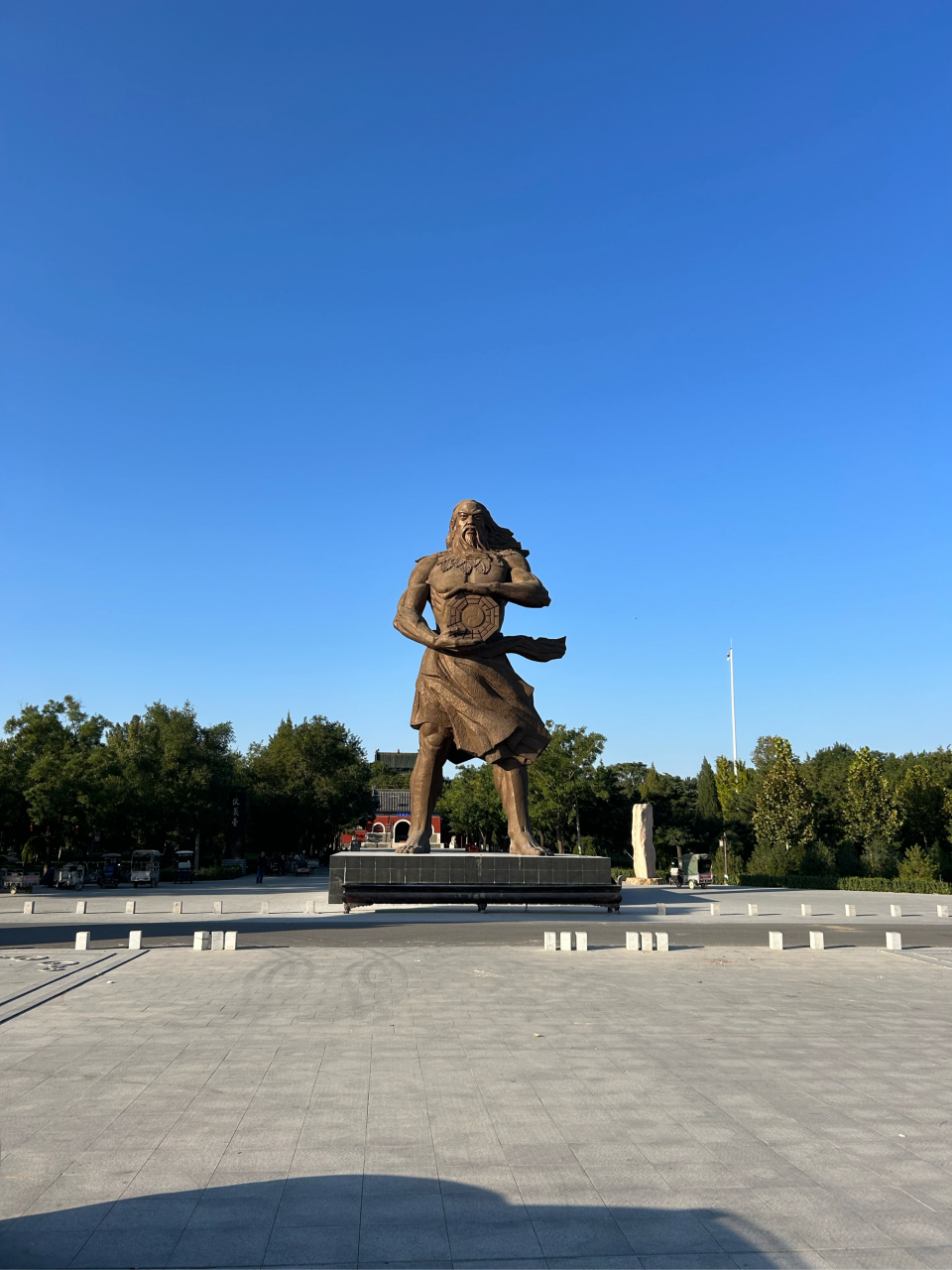 雕塑# #名人# 伏羲雕塑是指以伏羲为主题的雕塑作品,通常采用偷雕