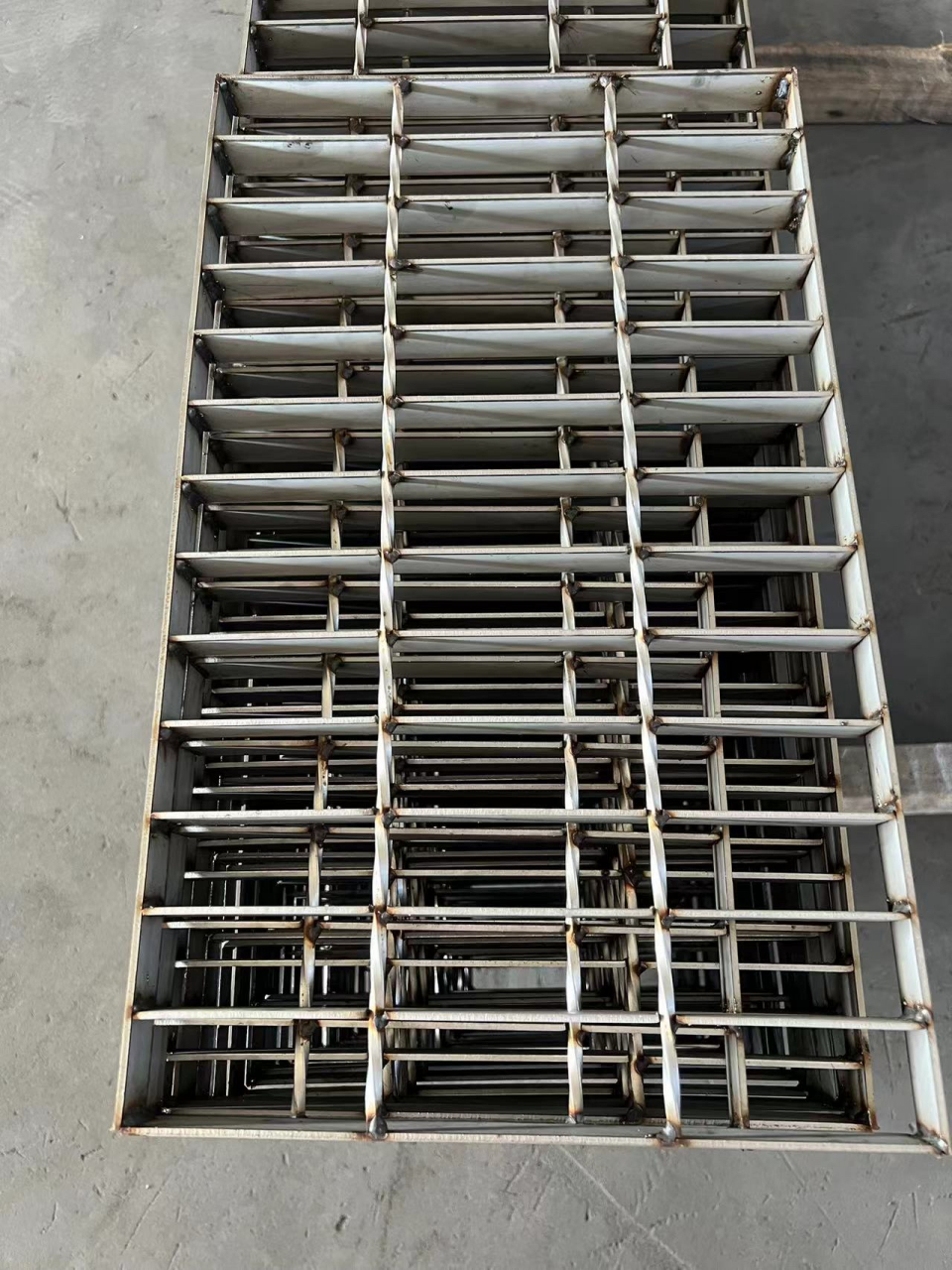 不锈钢钢格板,不锈钢踏步板,304不锈钢拉丝材质,可抛光