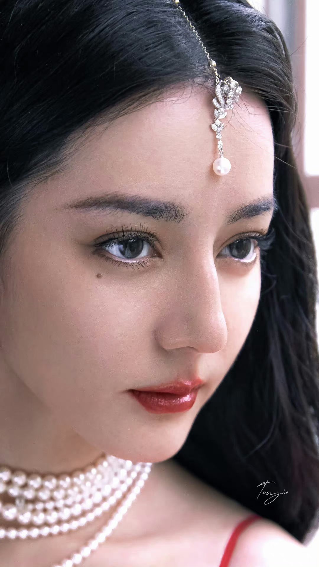 天生一张吸睛脸,一颗美人痣令无数人为之倾倒.