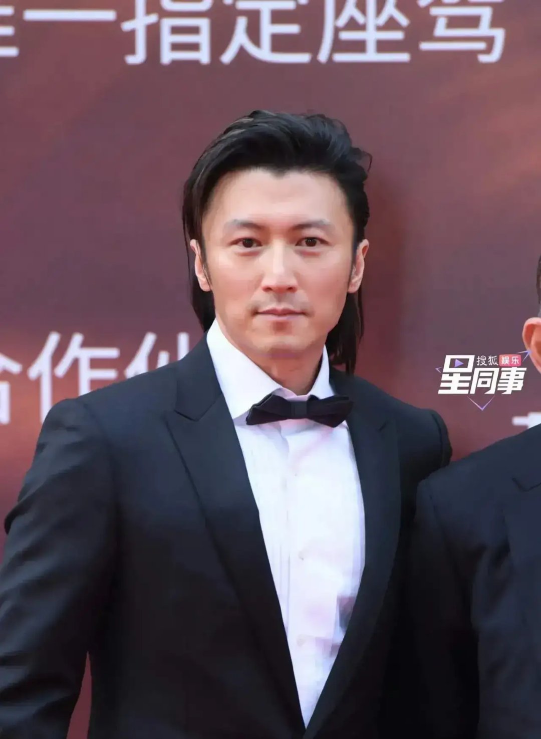 谢霆锋怎么也肿了?以前是小谢,现在变成了老谢,成了plus版的了.