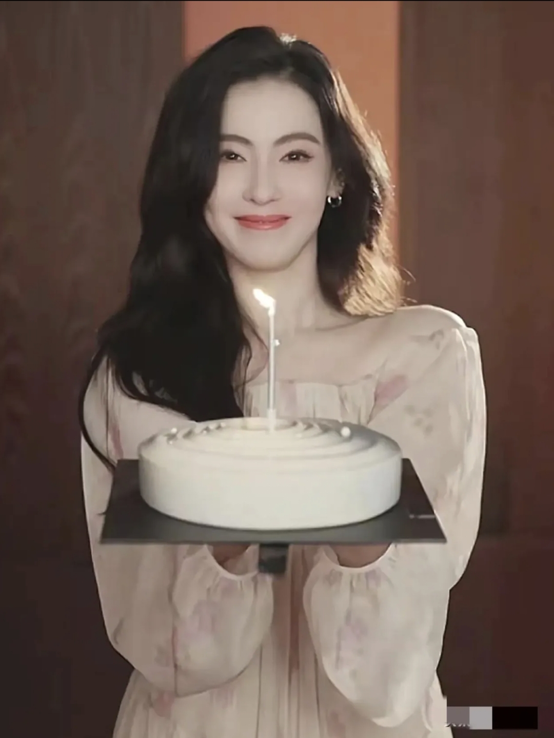 她的第一部电影就是喜剧之王,后来张柏芝被向太赏识,不过向太与张 