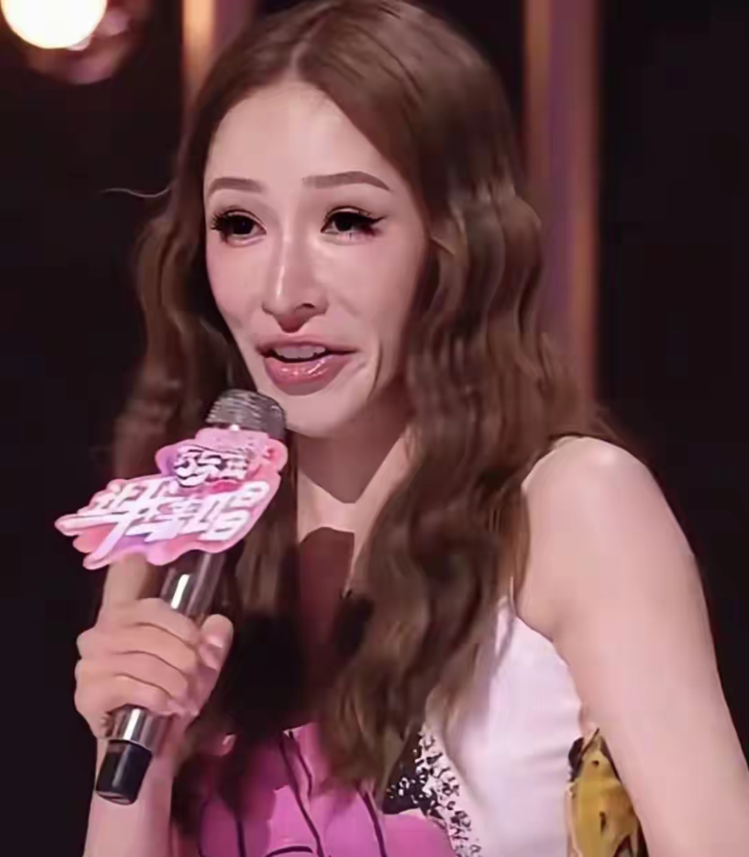 萧亚轩的脸太吓人了,上半张脸不会动,像格格巫一样,她本来是单眼皮小