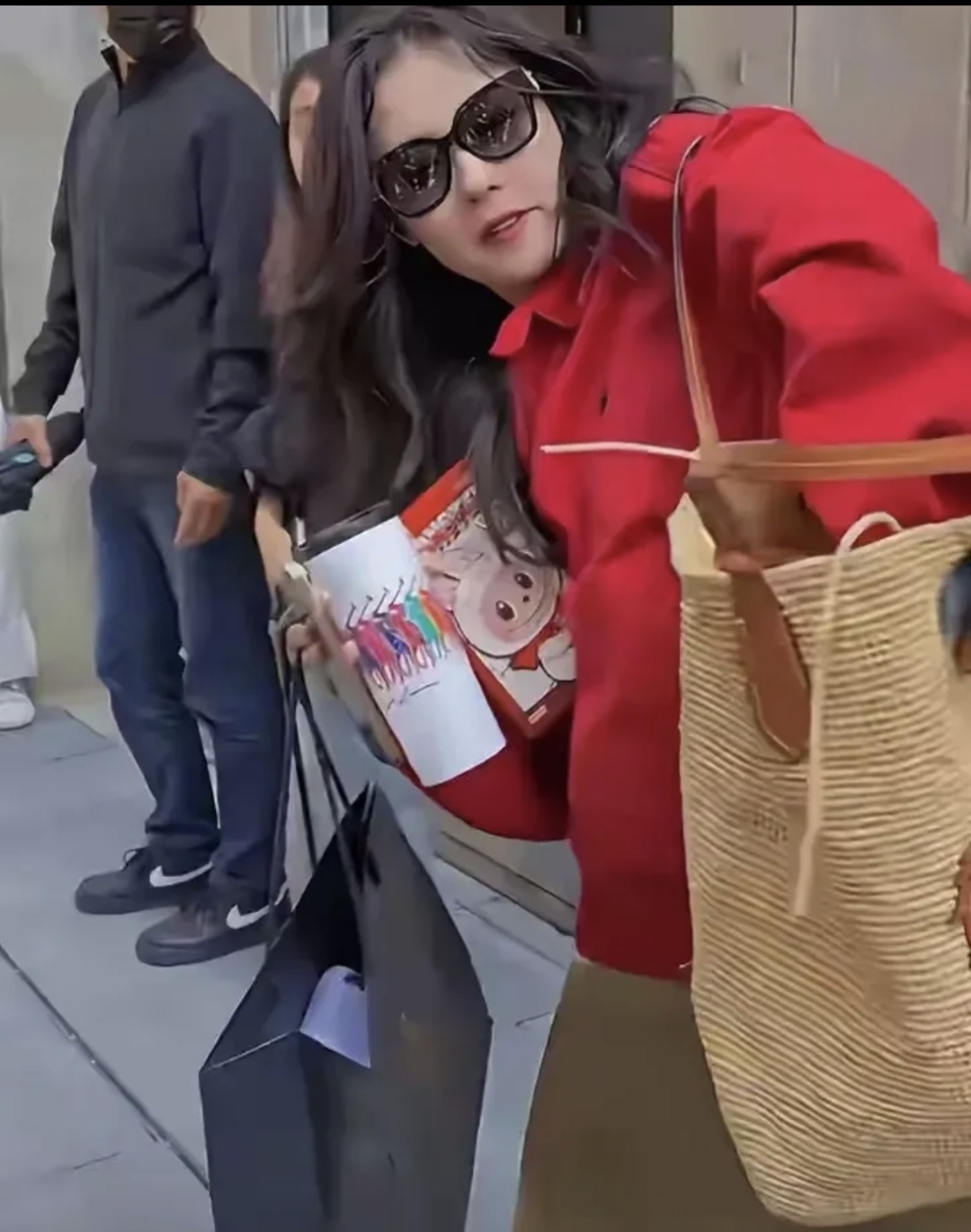 张柏芝真的很大方,对自己节约对粉丝大方,她会记住老粉的样子,随手把