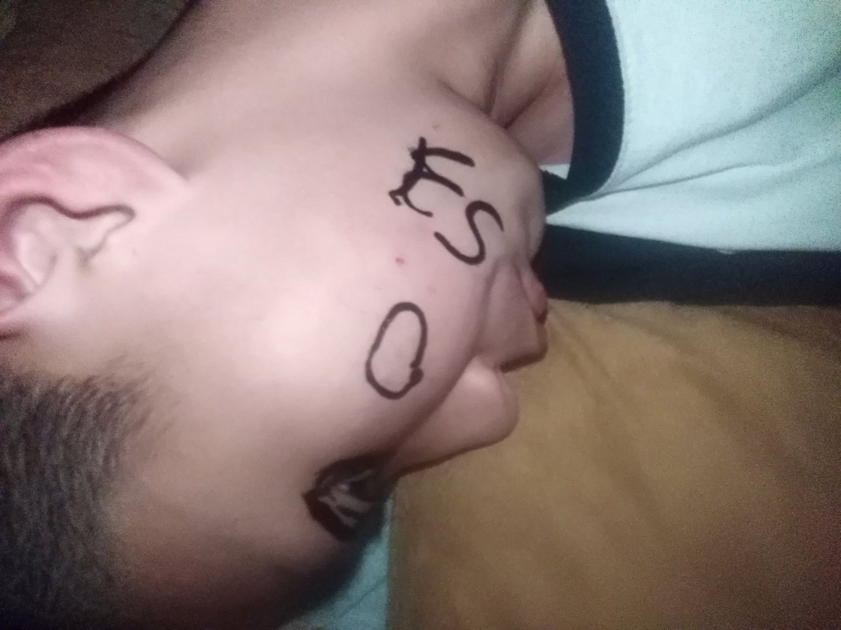 睡觉恶搞画脸!