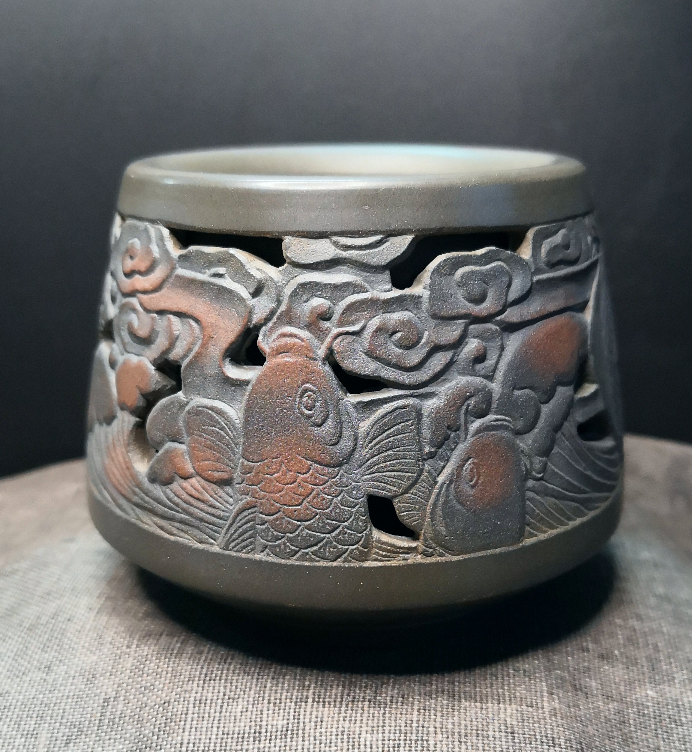 钦州坭兴陶双层镂空主人杯 今日偶遇一精致容器,设计感满满