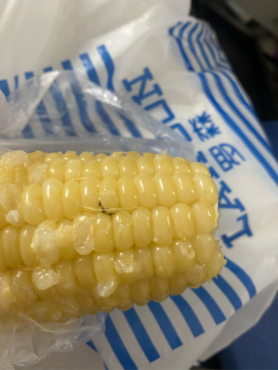 通过饿了么app在罗森便利店买到发霉的玉米,饿了么食安险赔付5元钱.