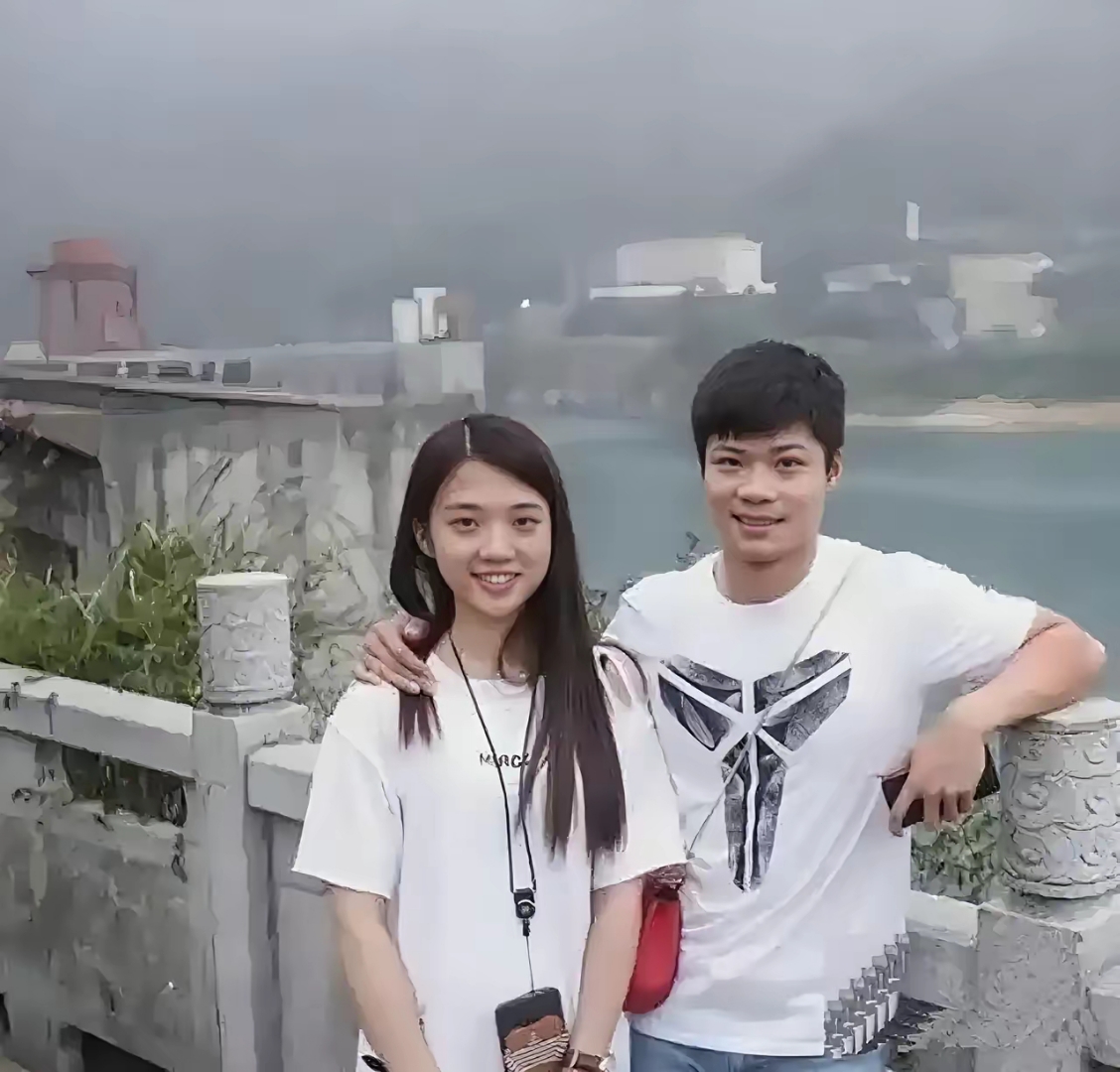 苏炳添与妻子年轻时照片,二人是初中同学,青梅竹马,初恋到结婚,到现在