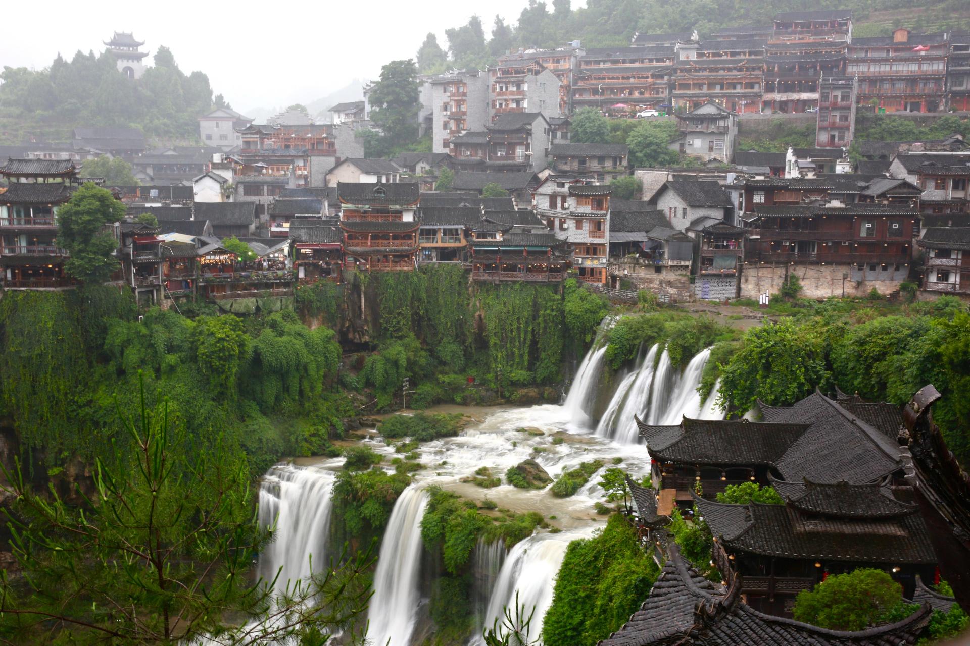 夯吾苗寨,一个位于湖南湘西的神秘苗寨,是苗族文化的发源地之一.