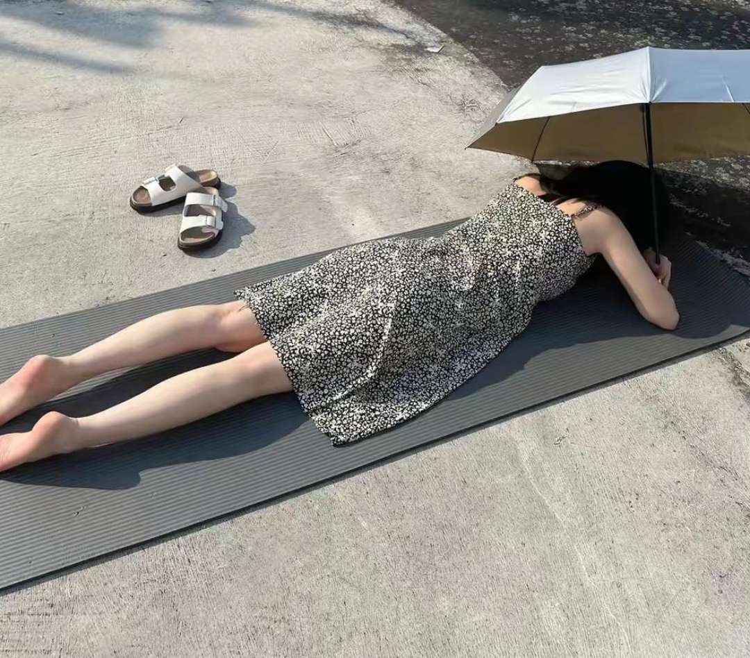 今天中午下楼买点东西,看到一美女趴在地上,说是晒背对身体好,老铁们