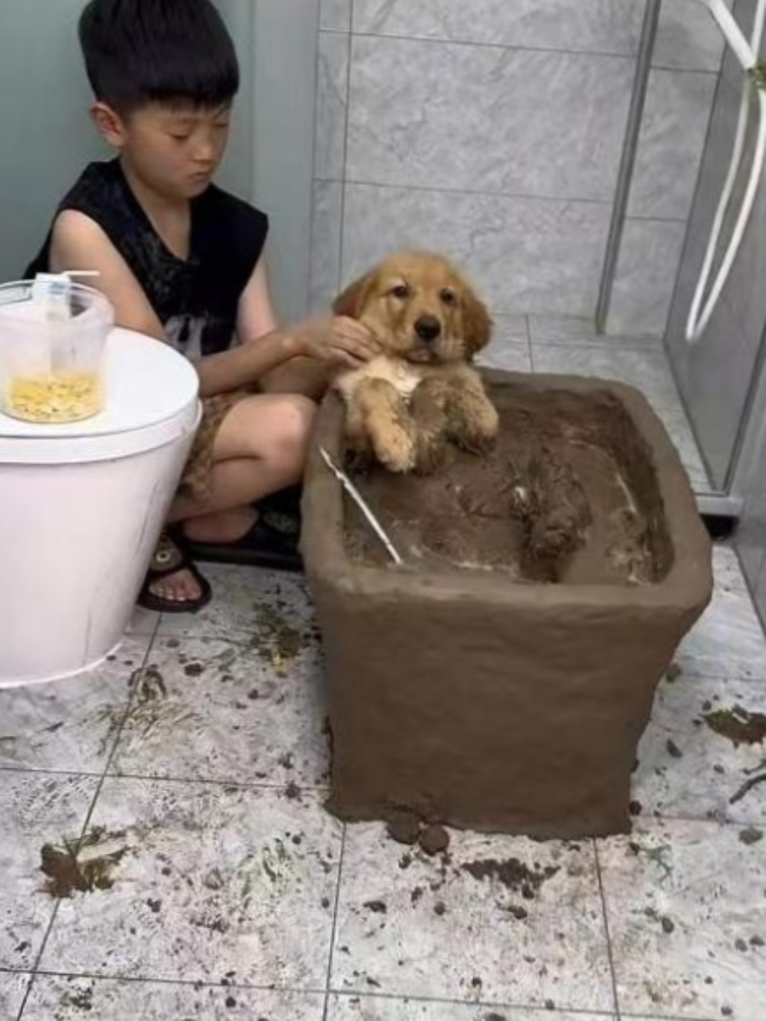 朋友家的小孩说是给狗狗洗澡,一个小时没动静,过来看看,就成这样了