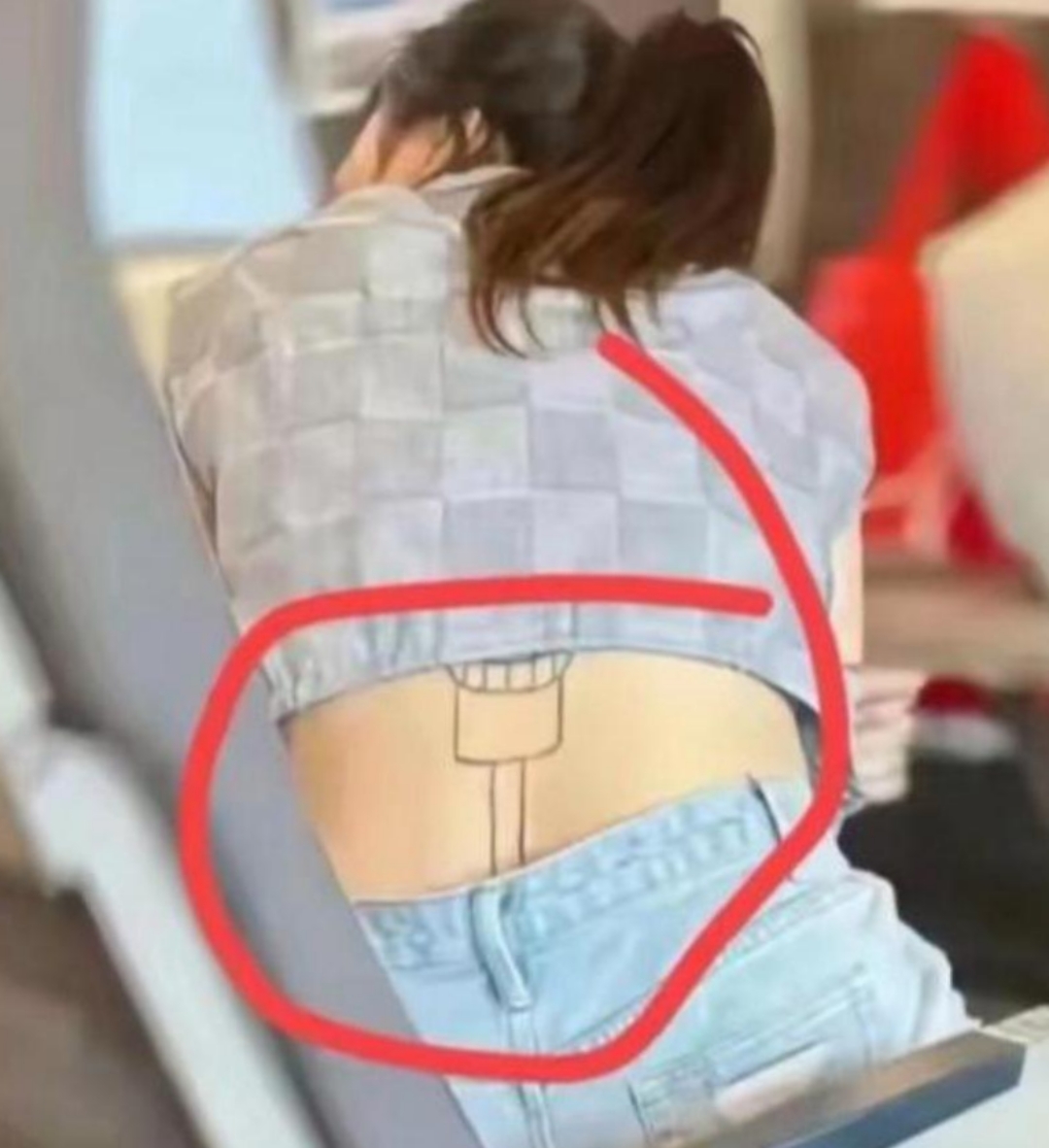 实在令人好奇又充满疑问.大家快来一起猜猜看,这神秘的纹身到底是啥?