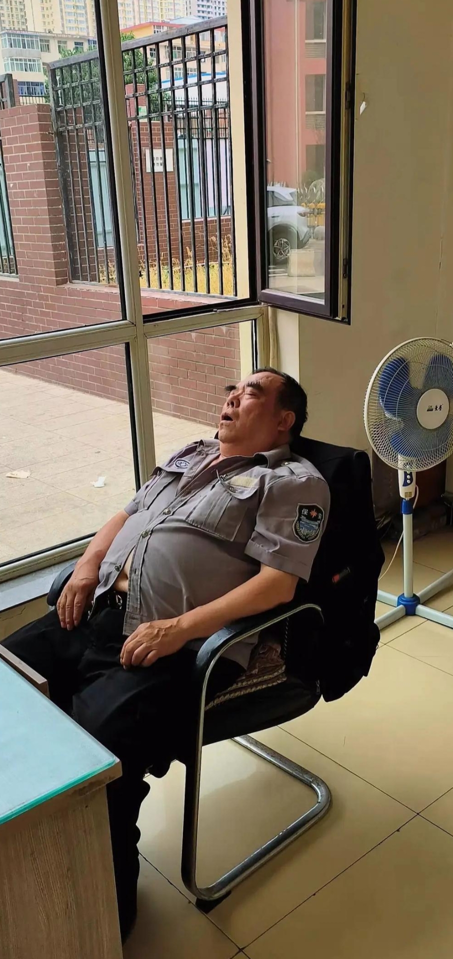 小区门口的新招的保安,每次走到那里看到他在睡觉,这是招了的大爷吗?