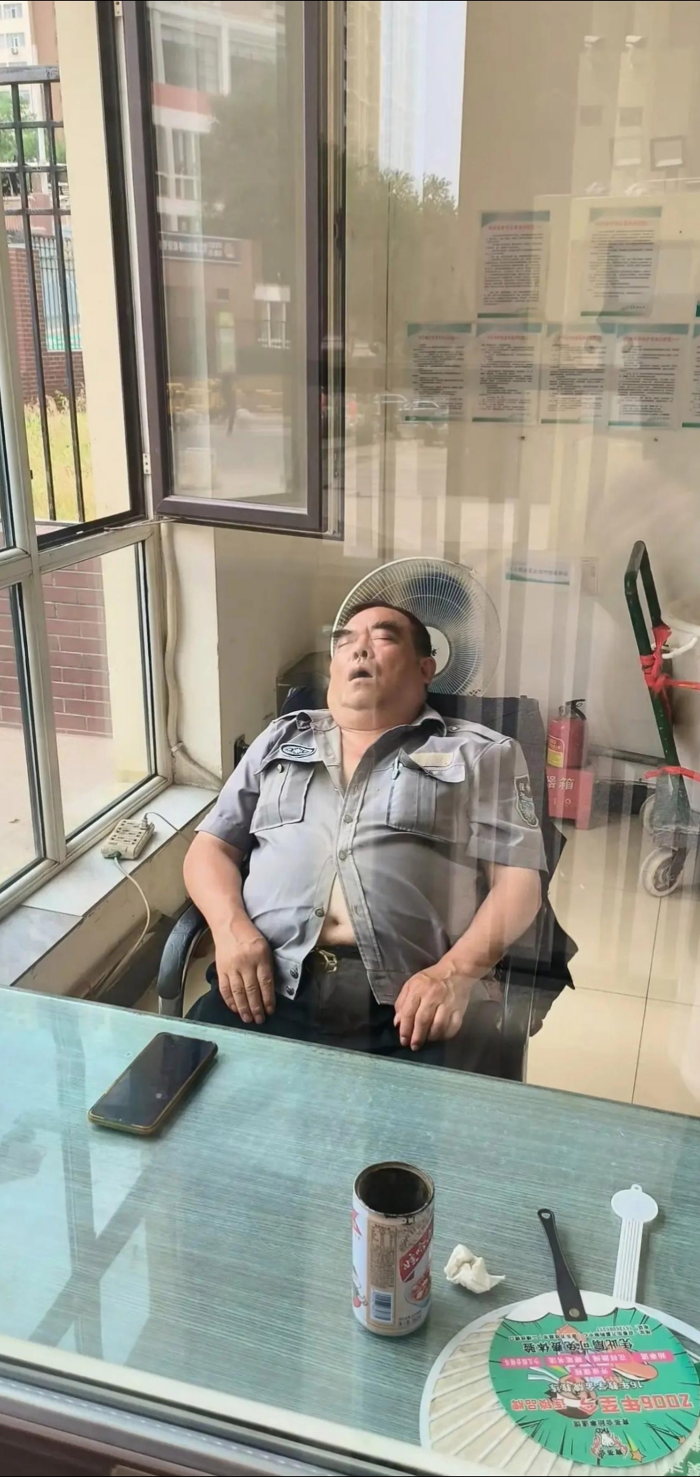 小区门口的新招的保安,每次走到那里看到他在睡觉,这是招了的大爷吗?