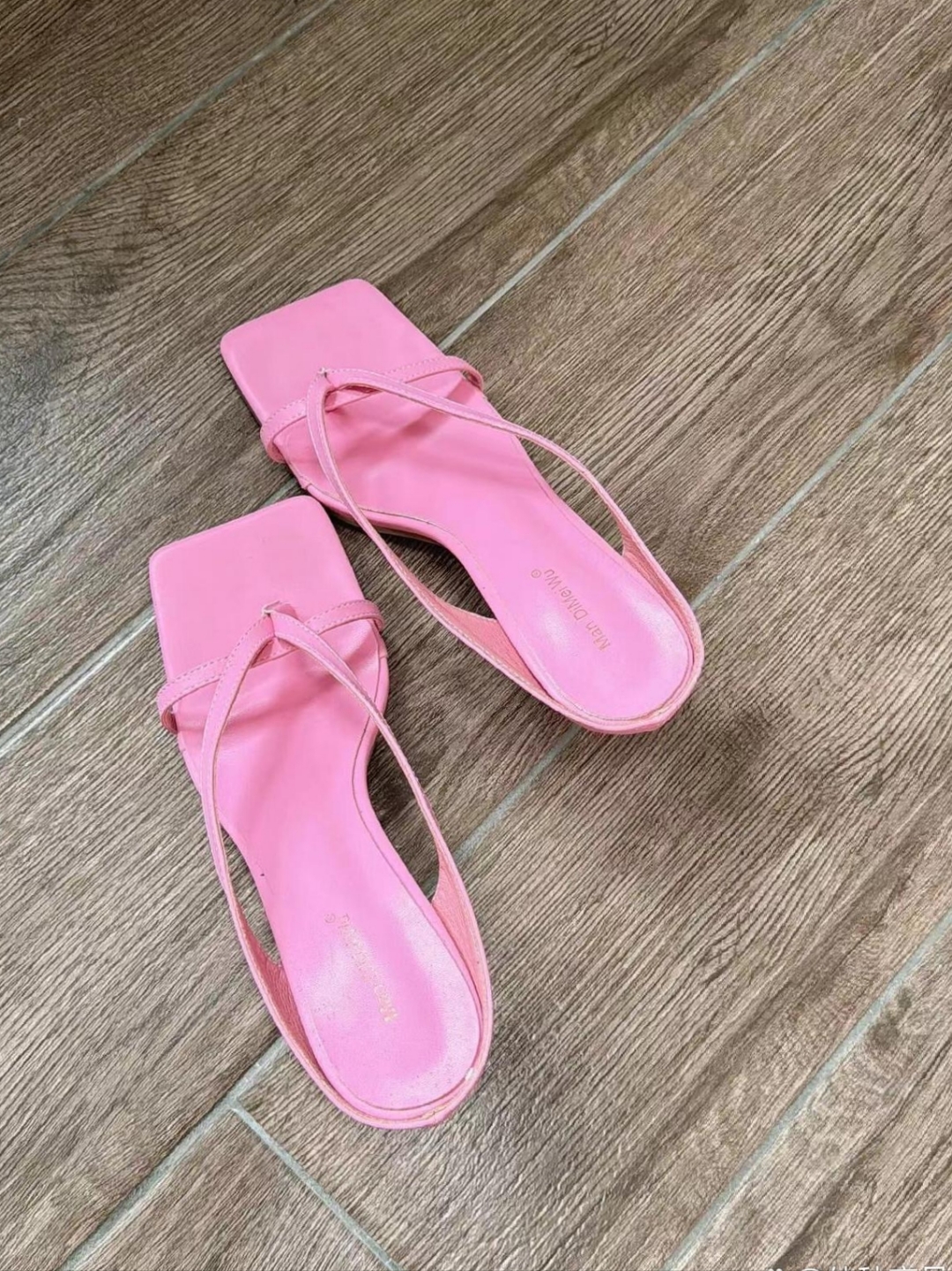 昨天我逛商场,来到鞋子专柜,一眼相中一双粉色的高跟凉鞋,我觉得这双