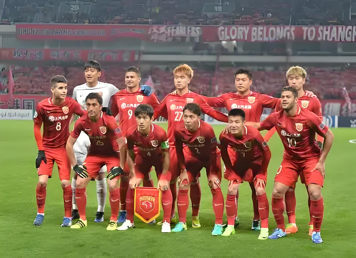 足球大赛场面战况激烈，球队互有胜负斗志昂扬