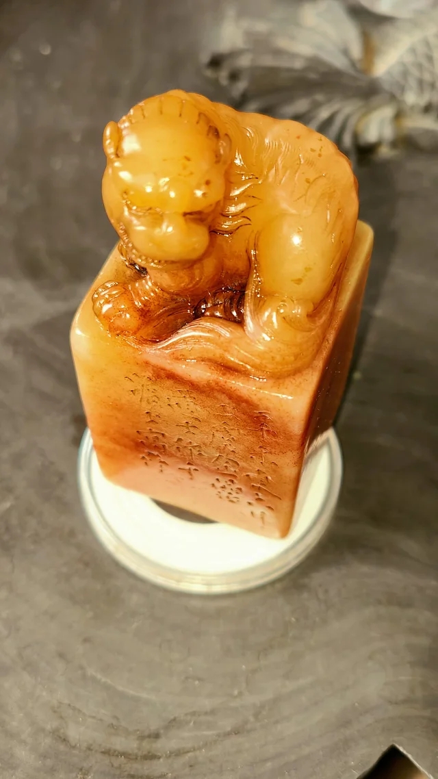 清代寿山石田黄印章【徐三庚,号金罍道人】款,尺寸7.7-3.8厘米,重227.