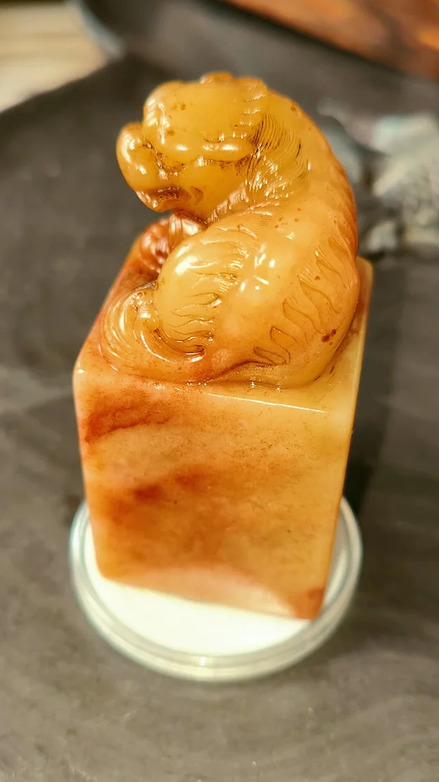 清代寿山石田黄印章【徐三庚,号金罍道人】款,尺寸7.7-3.8厘米,重227.