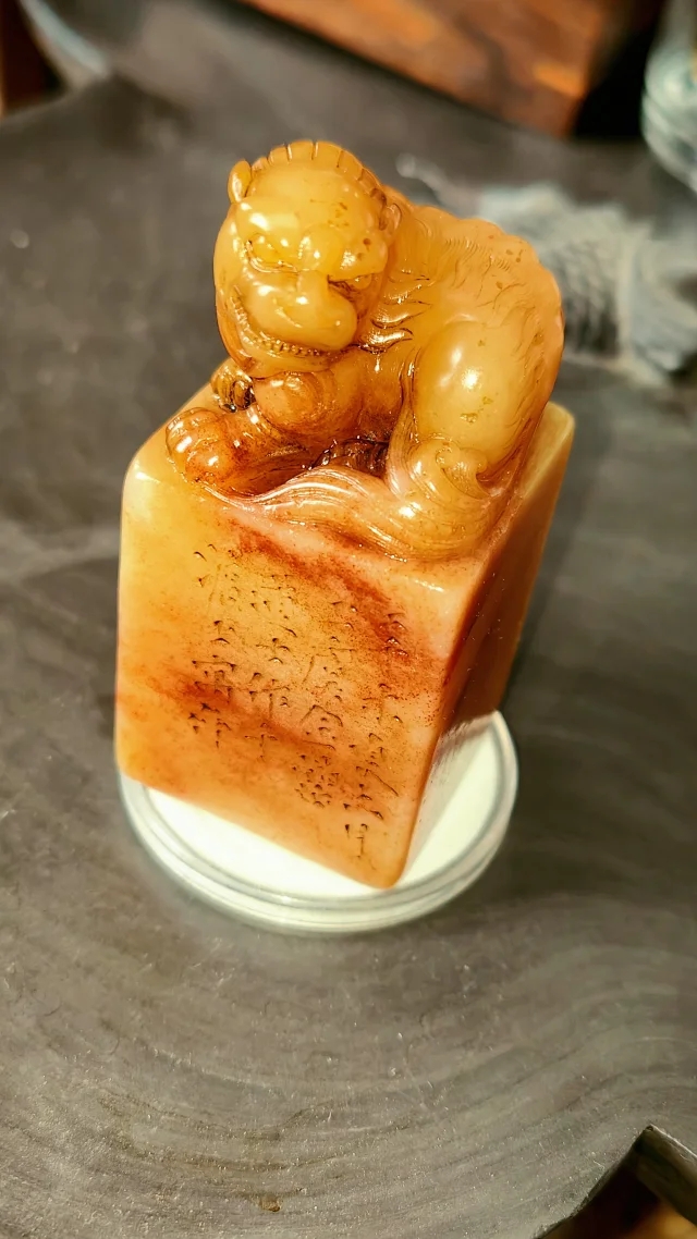 清代寿山石田黄印章【徐三庚,号金罍道人】款,尺寸7.7-3.8厘米,重227.